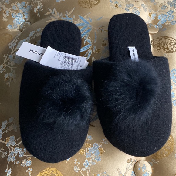 THE CASHMERE PROJECT SLIPPERS. Black Cashmere and Rabbit Fur Pom Pom. Size 7-8 M - Picture 1 of 8